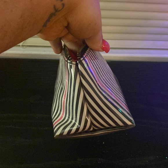 Victoria’s Secret make up bag NWOT. - Picture 5 of 11